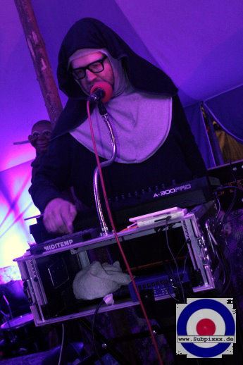 Hildegard von Binge drinking (D) Labore Festival - Hauptmannsgruen - Wiesenbuehne 22. Juli 2016 (8).JPG